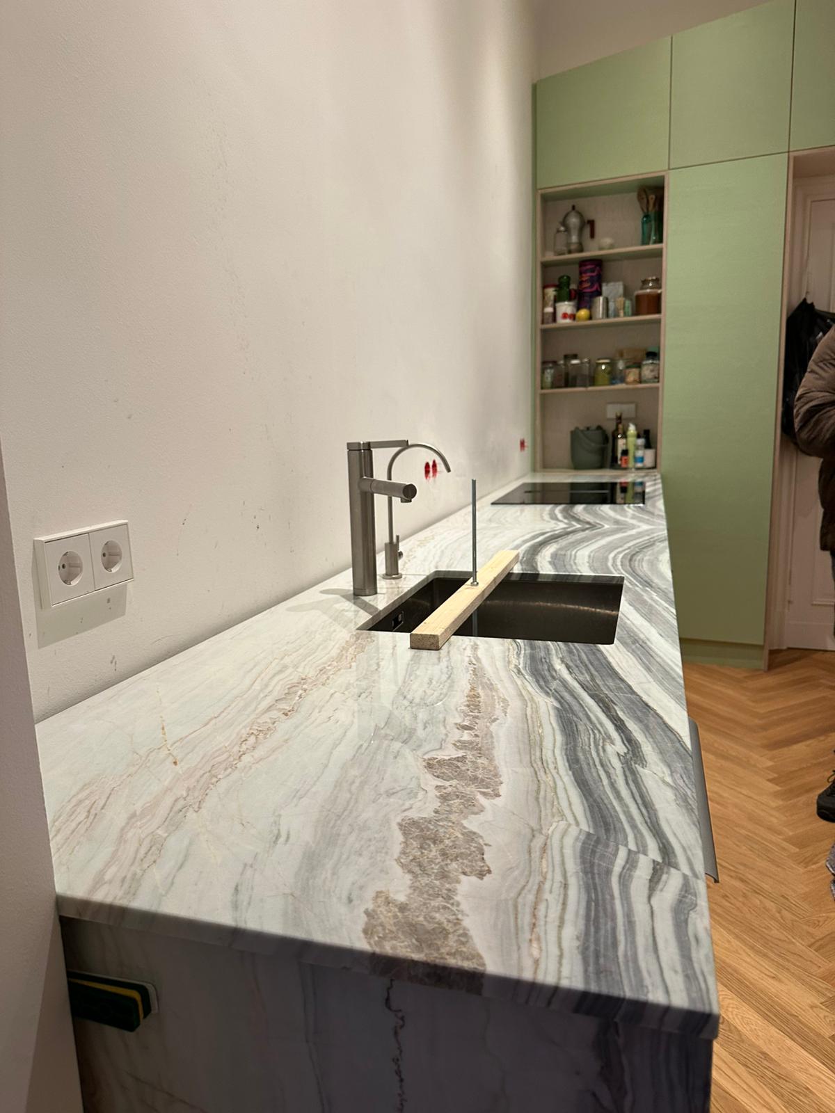 Naturstein Küche in Berlin mit maßgefertigter Arbeitsplatte aus Wavy Grey Light Marmor Uniiqo