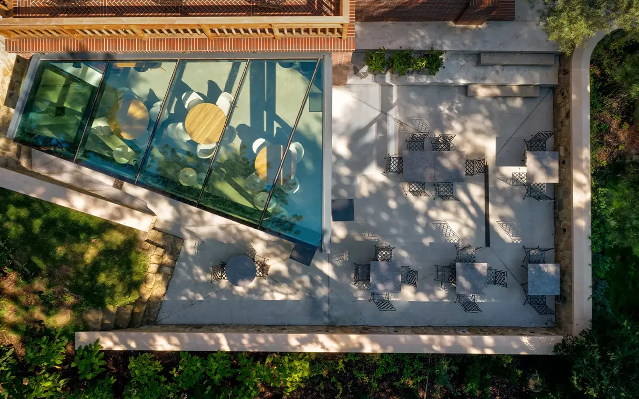 Bezrámové zasklení restaurace La Villa Zlín