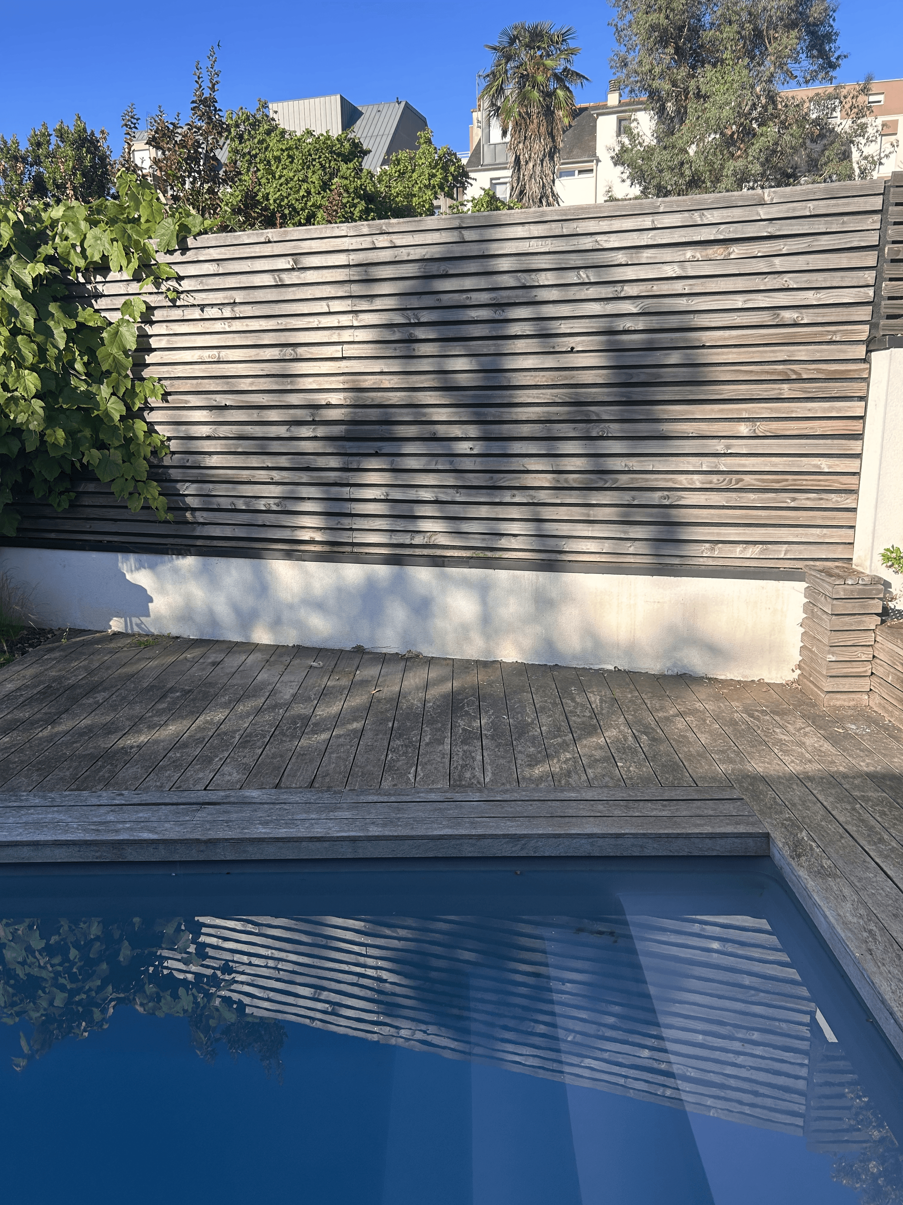 Comparatif avant après d’une terrasse encrassée puis nettoyée en profondeur par Propre et Net