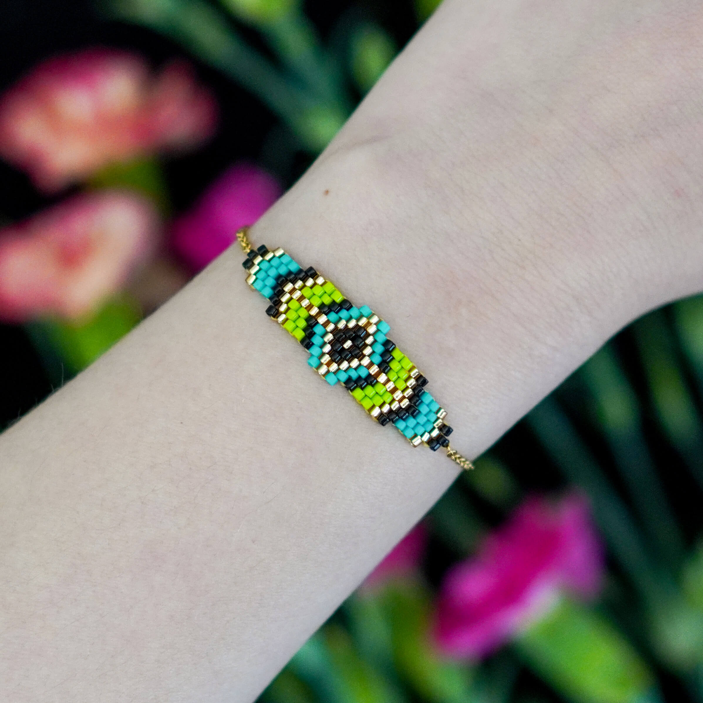 Egzotyczna bransoletka Geometric Pulse Tropical Garden na nadgarstku tropikalny vibe