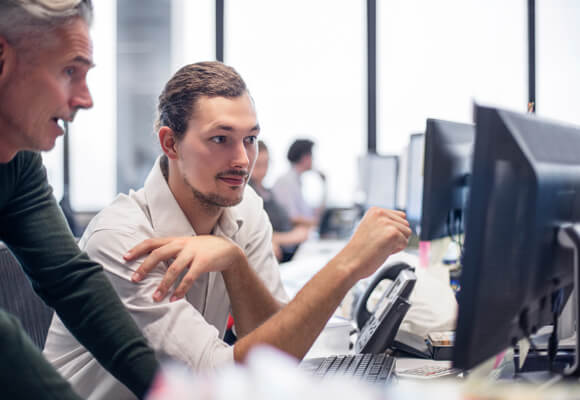 Detailansicht eines komplexen industriellen Leitungsführungs- und Schlauchsystems in einer Energieketten-Anlage – fachgerechte Systemintegration von Franke + Pahl für automatisierte Fertigungslinien