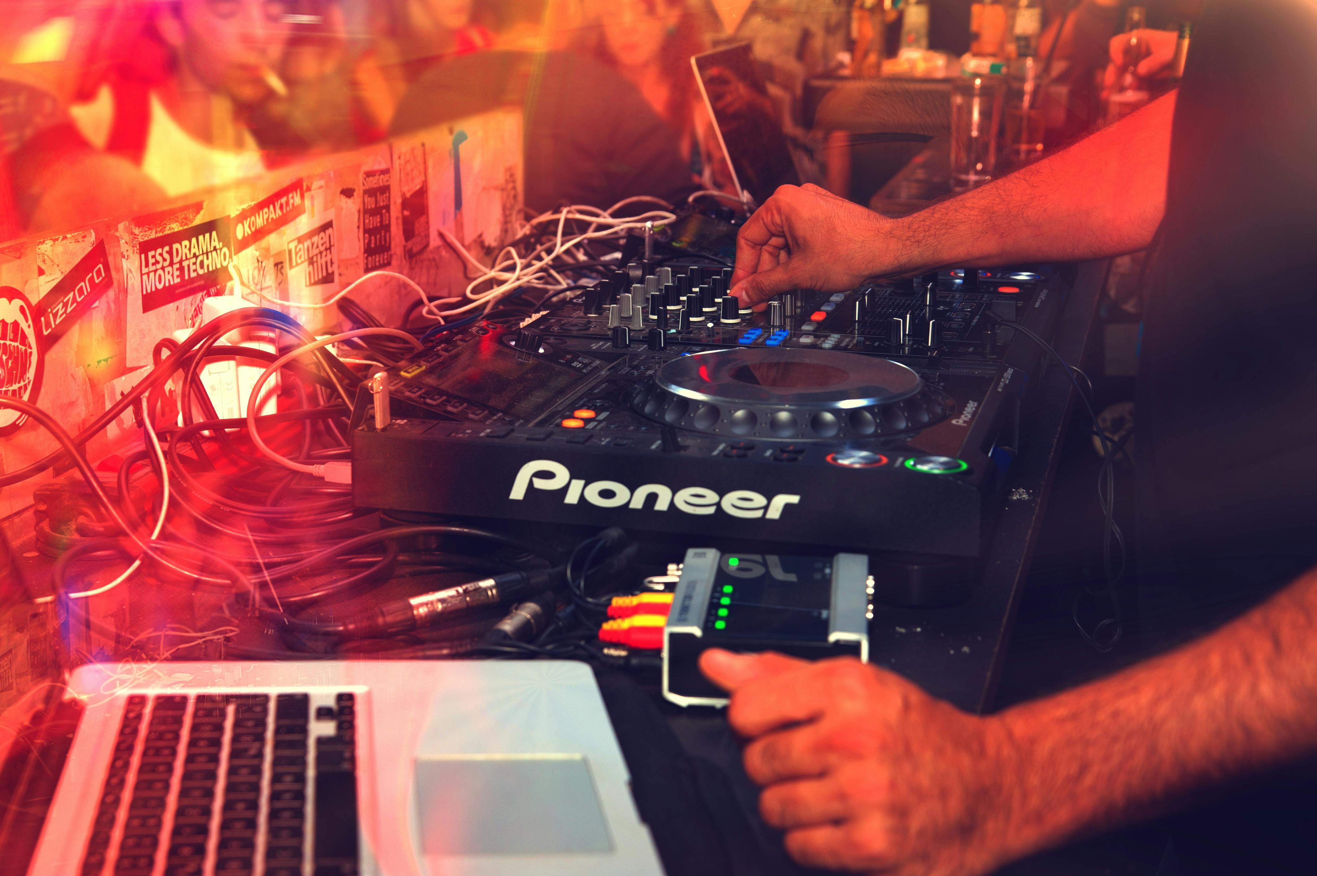 EDM vibes in motion
