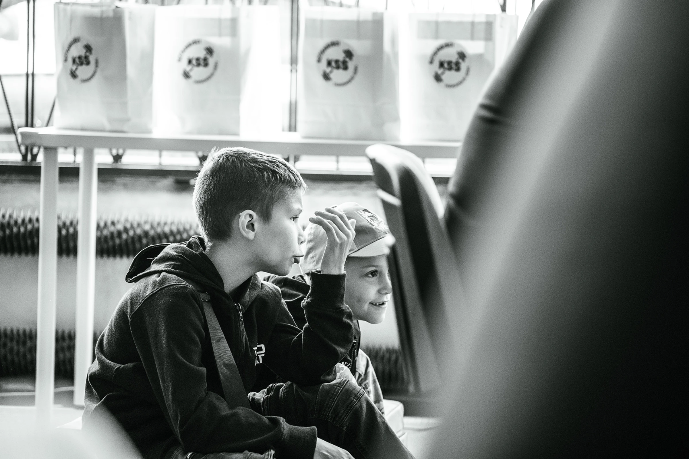 dwóch chłopców rozmawiających