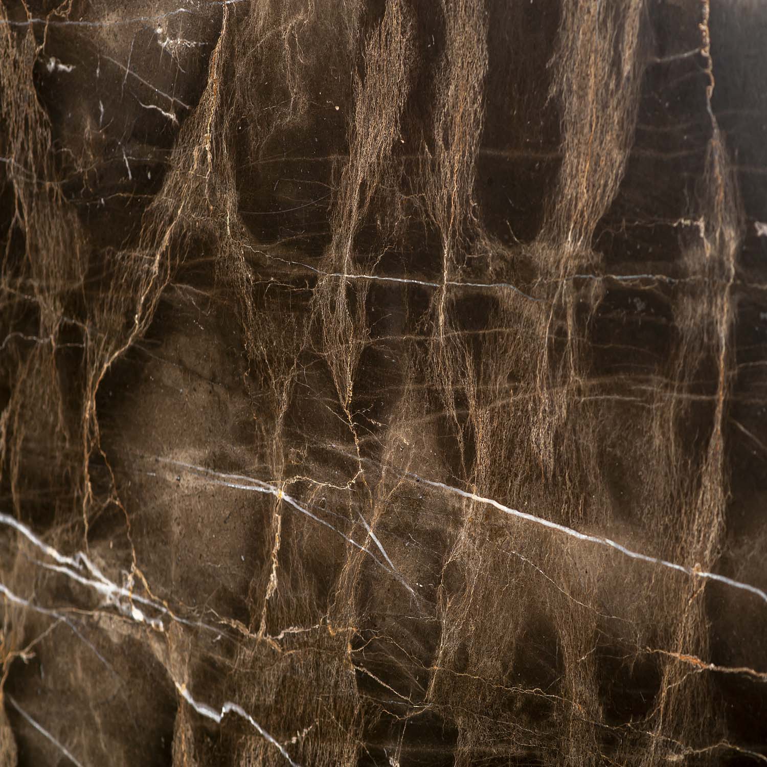 Braune Maserung im Smoky Brown Marmor