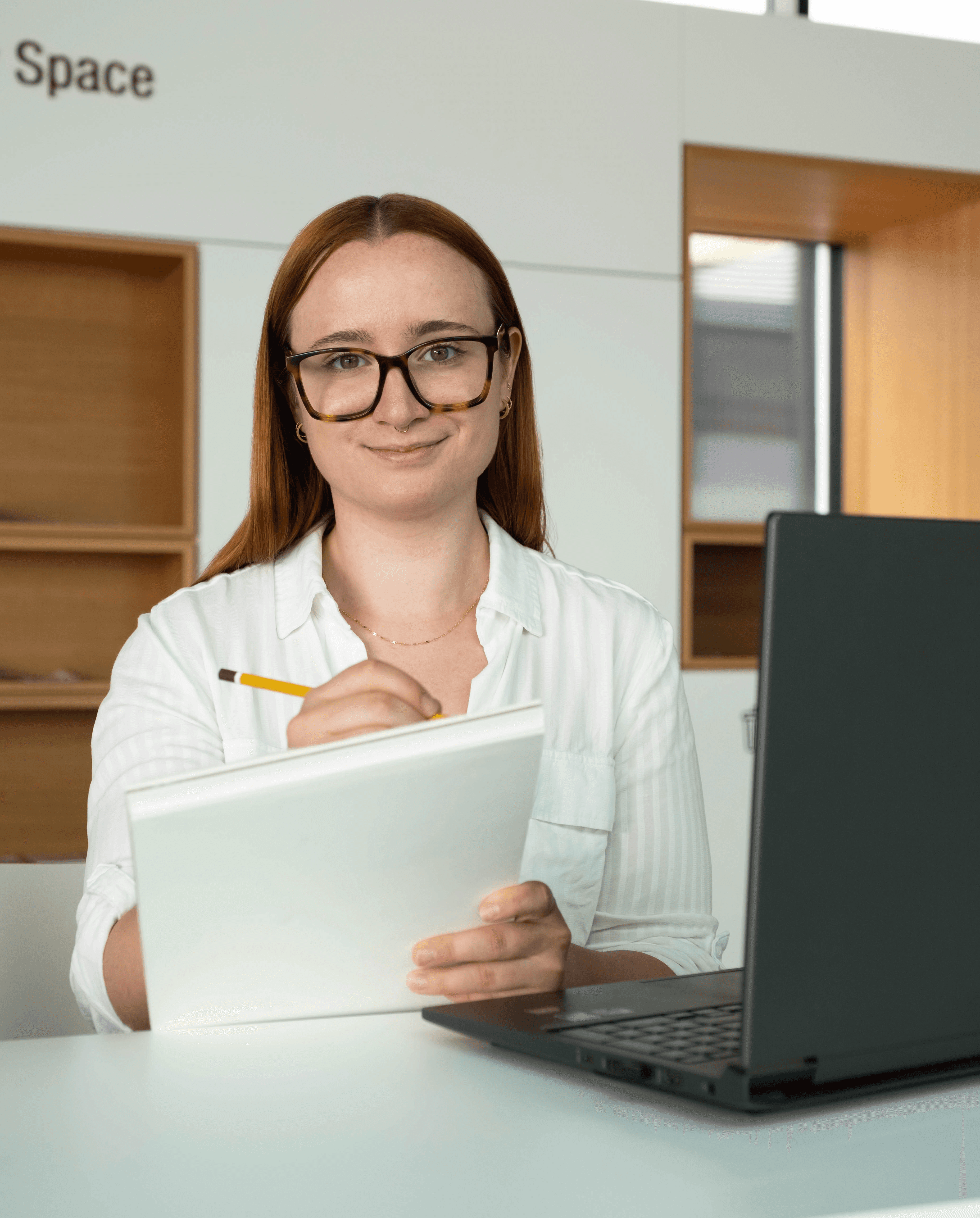 Bild von Michaela Kopf mit Laptop