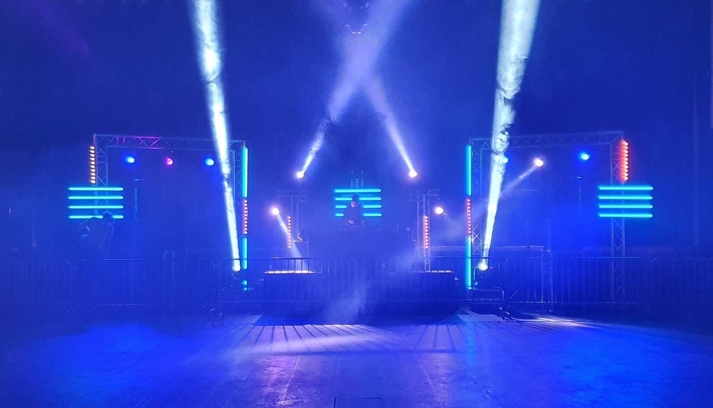 Zakelijk event met stijlvolle aankleding en professioneel lichtontwerp, georganiseerd door Kibo Events.