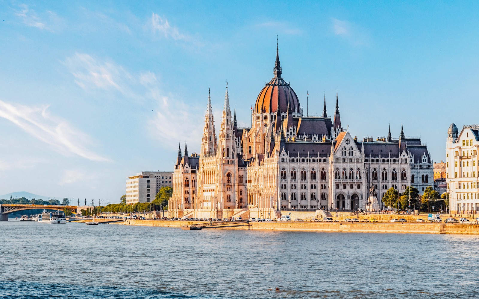 Hongaars Parlement-gebouw langs de Donau-rivier in Boedapest.