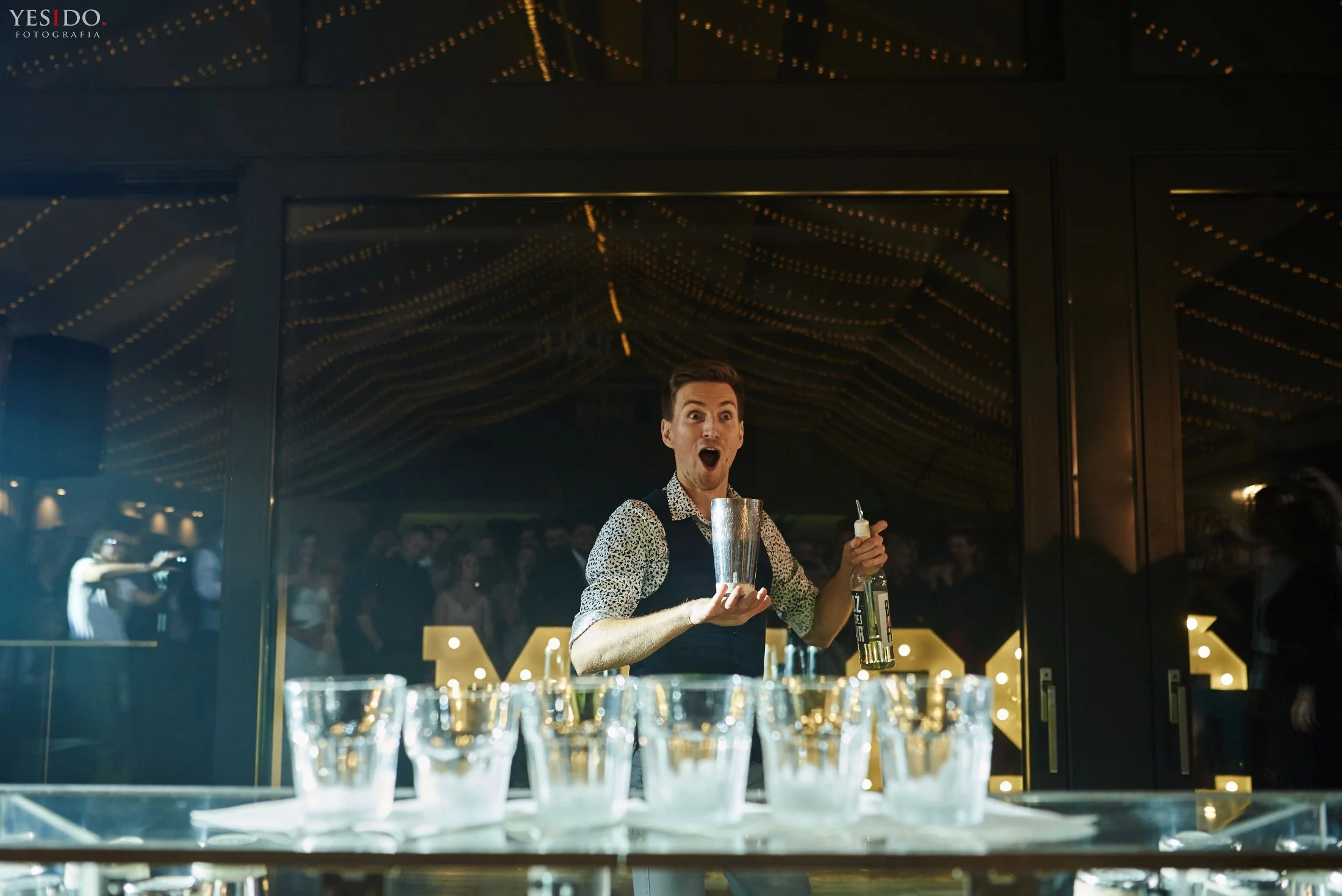 barman na wesele wicemistrz polski flair filip ciszkowski wykonuje pokaz barmanski na weselu