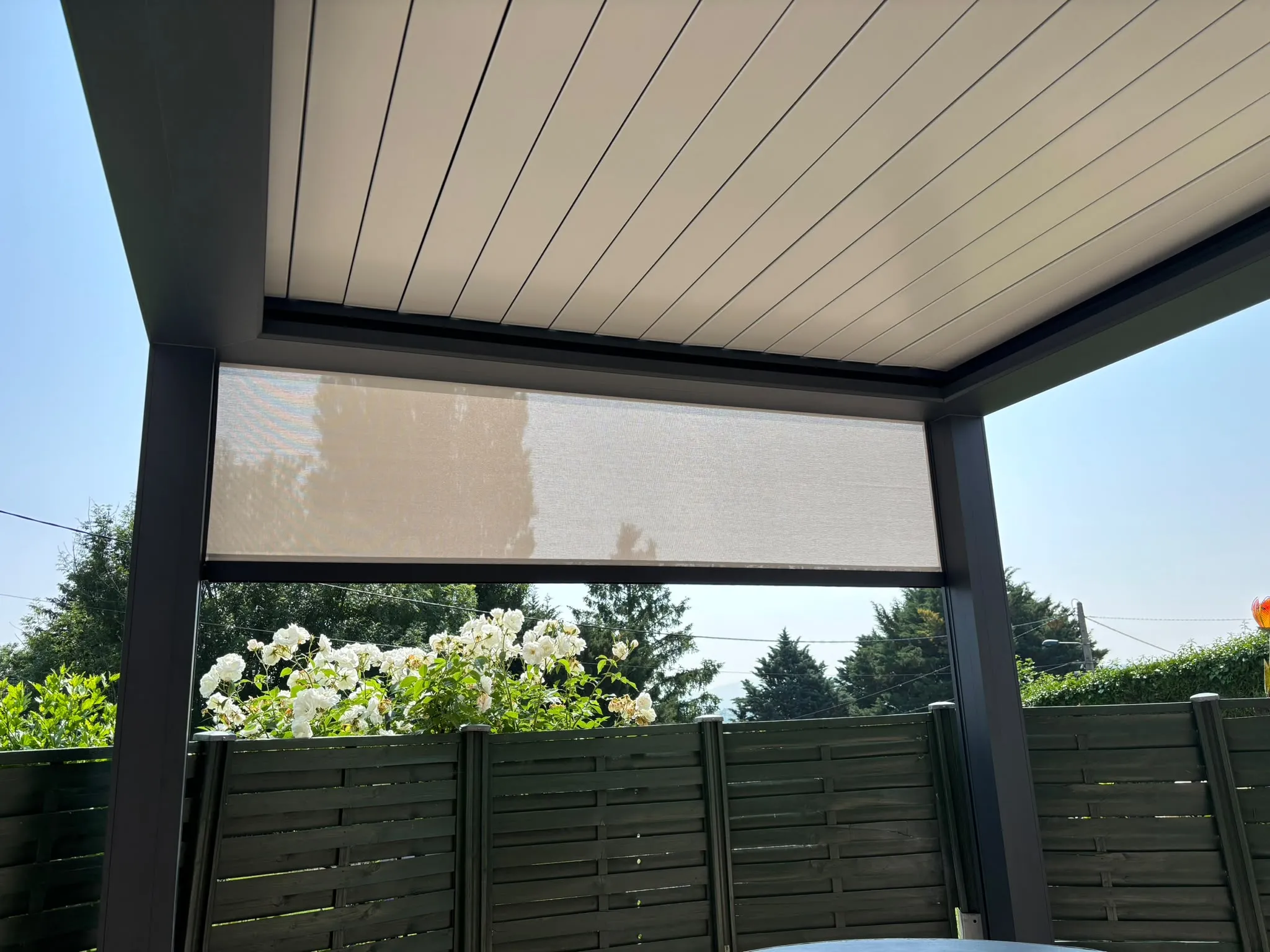 Toiture à lames d’une pergola vue de dessous — AFermetures