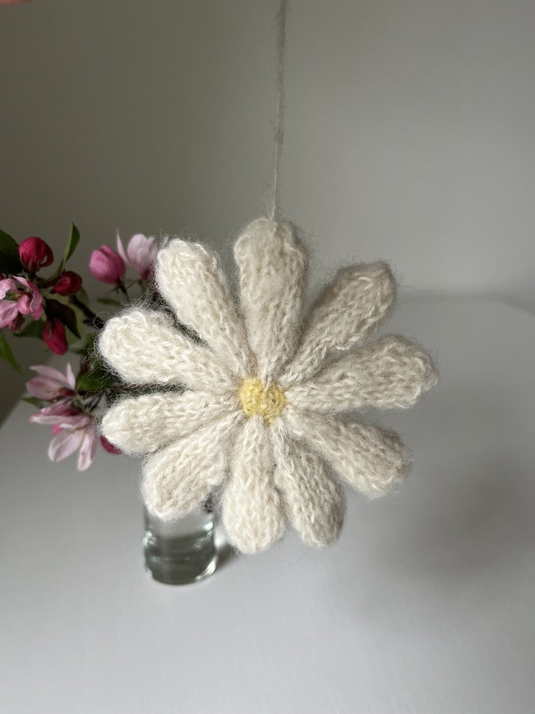 Daisy knitting pattern by Meliora