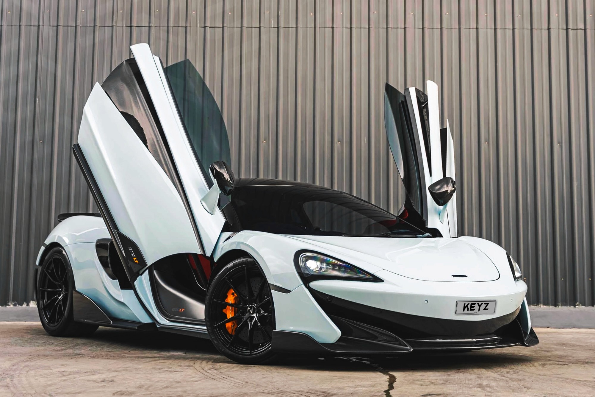 Vue extérieure Mclaren 600LT Blanc – Location Supercar à Dubaï | Keyz Rent