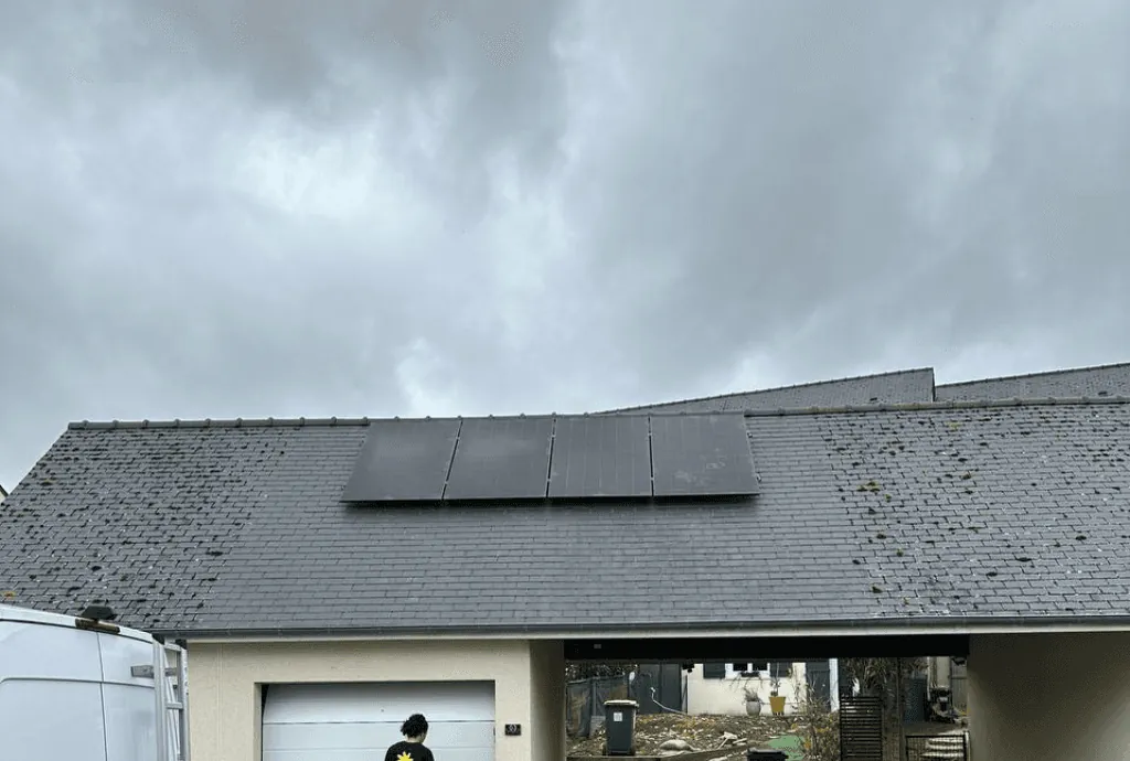 Photo d'une maison à Chambray-lès-Tours en France équipée de panneaux photovoltaïques dont l'installation a été faite par Solarock.