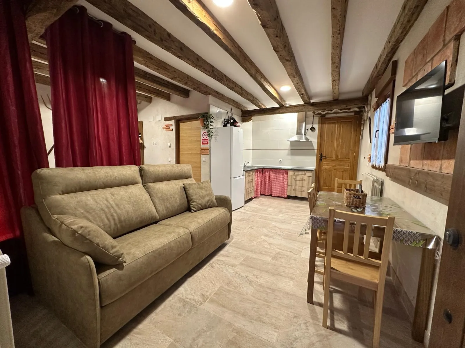 Casa Verdejo: alojamiento para 2-4 personas con una habitación doble, cocina equipada, salón con TV y baño completo.