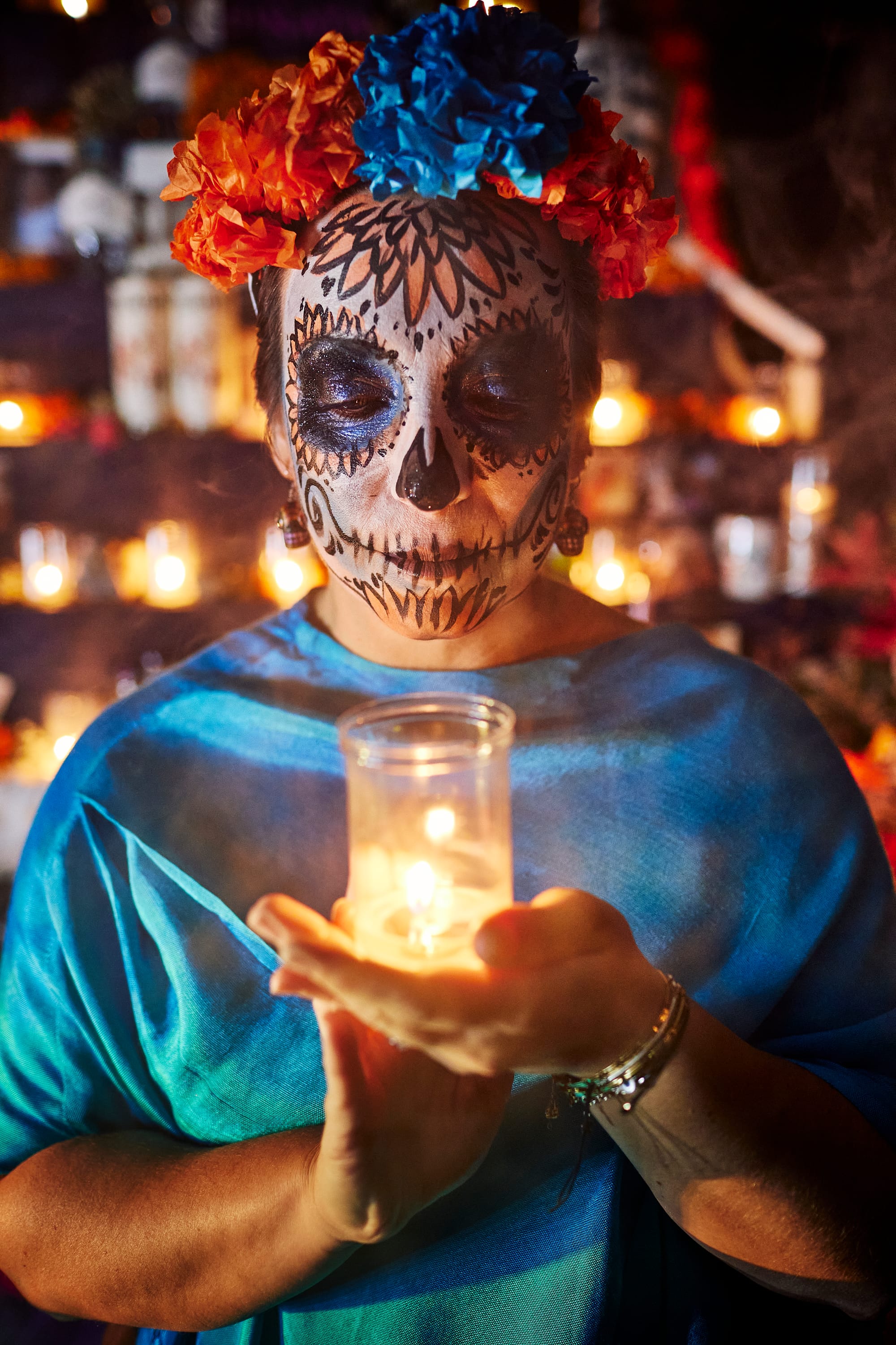 Mujer hermosa rodeada de velas en dia de muertos en Piñata Cantina cocteleria en Barcelona