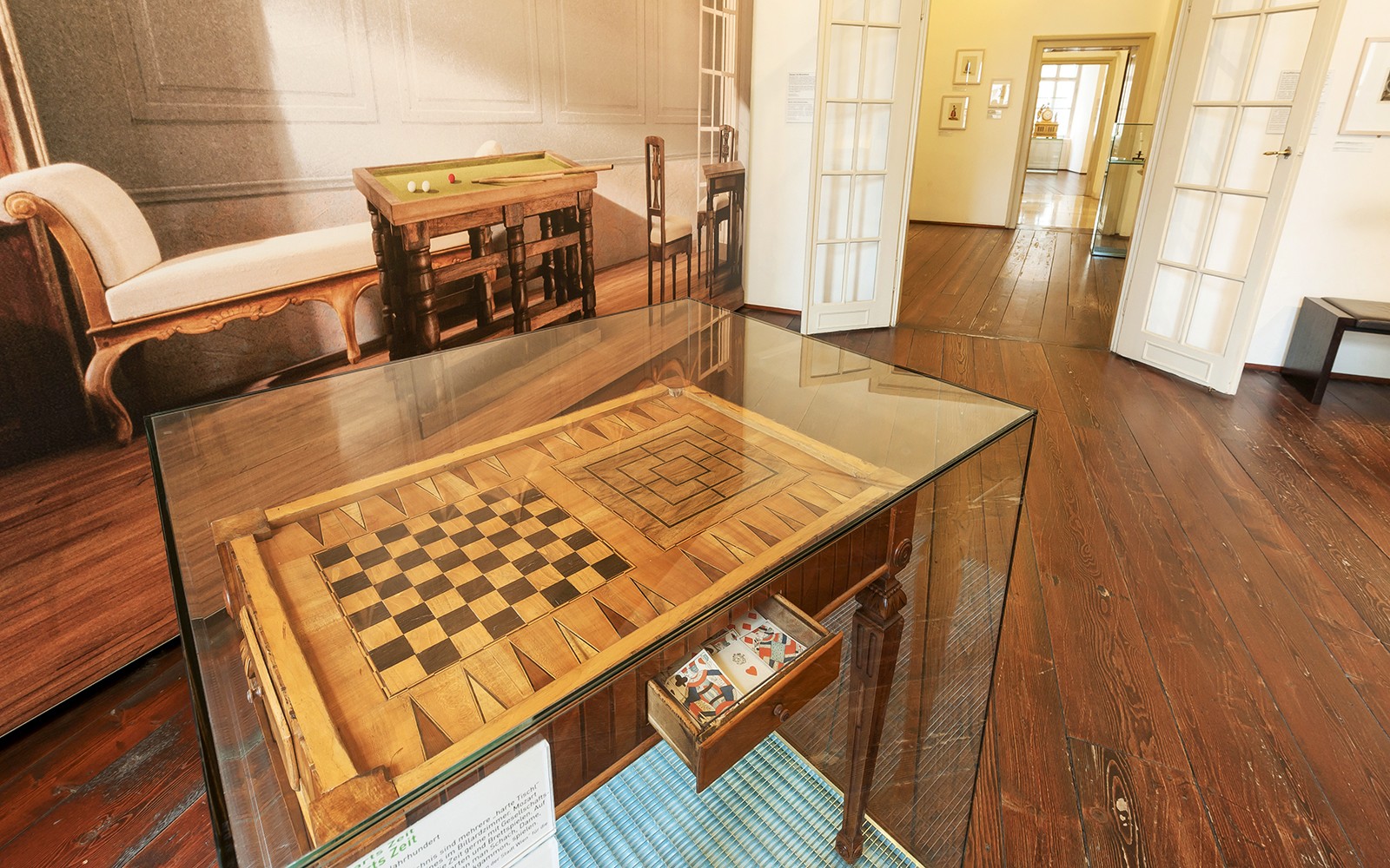 Interno del Mozarthaus Vienna con esposizione di tavoli da gioco storici.