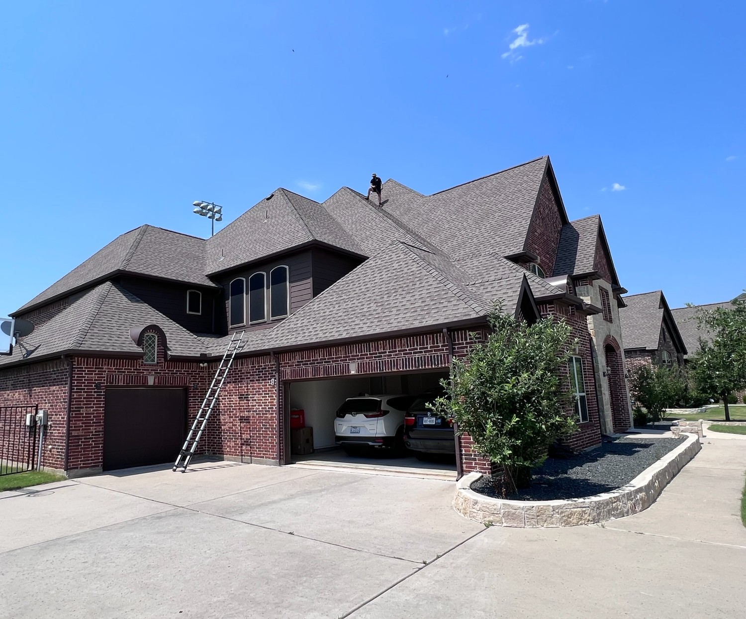 Le Construction, Roof Repair, Hail damge repair, Storm damage repair, leaks repair, construction company