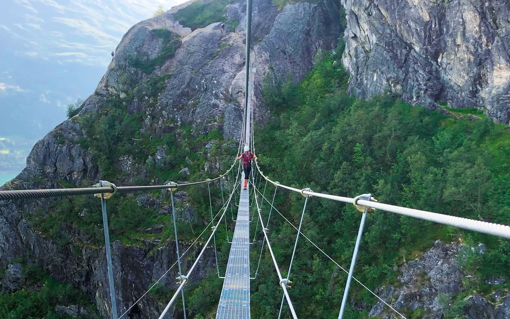 Gjølmunnebrua i Via Ferrata Loen | Expa Travel