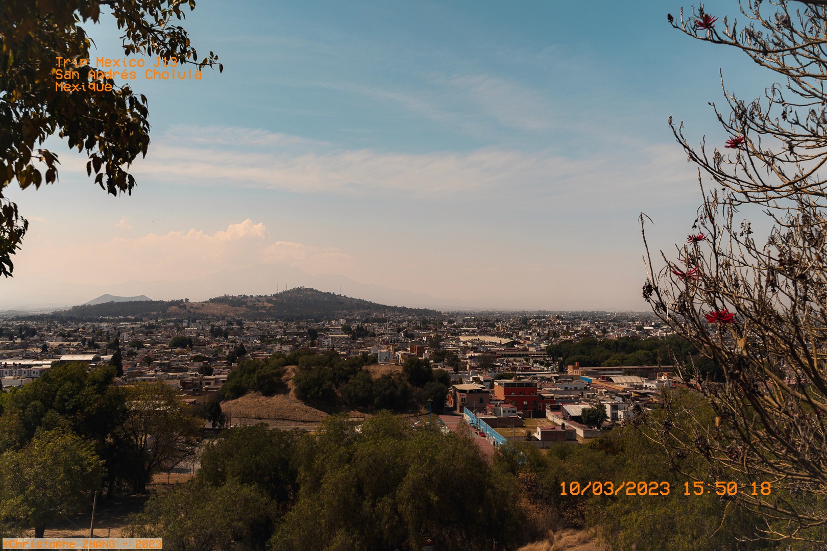 Vue panoramique de San Andrés Cholula avec collines et maisons sous un ciel dégagé.