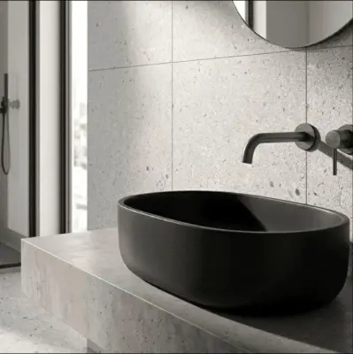 Porcelanato Metropolis Gray 80×80 colocado en un baño