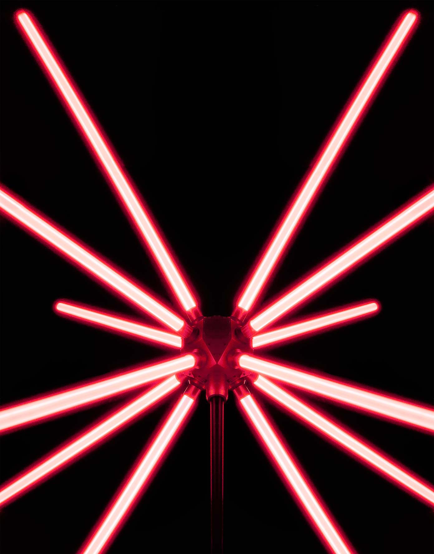 Photographie d' l'installation "l'étoile" pendant le Copenhagen Light Festival, lumière rouge intense sur un fond noir d'encre, symétrique, artistique