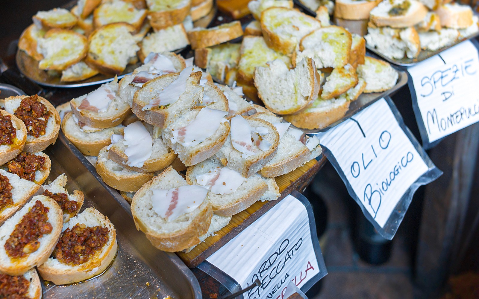 Kromki chleba z różnymi dodatkami podczas zorganizowanej wycieczki kulinarnej w Florencji.