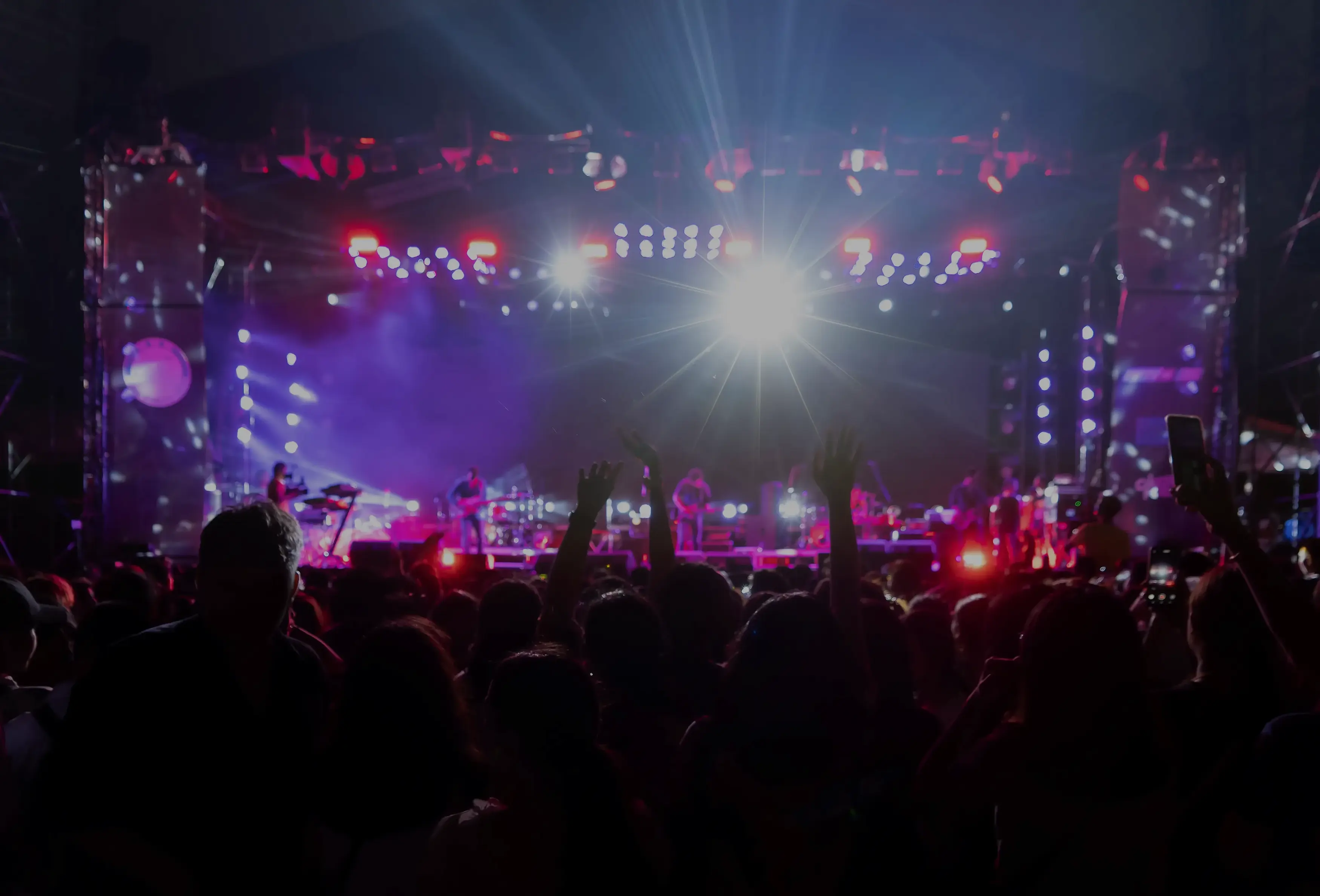 Public d'un concert ou festival illustrant la connectivité Wi-Fi haute densité pour événements.