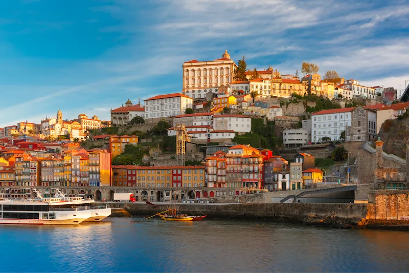 Vista panorâmica da cidade do Porto com casas coloridas e rio Douro