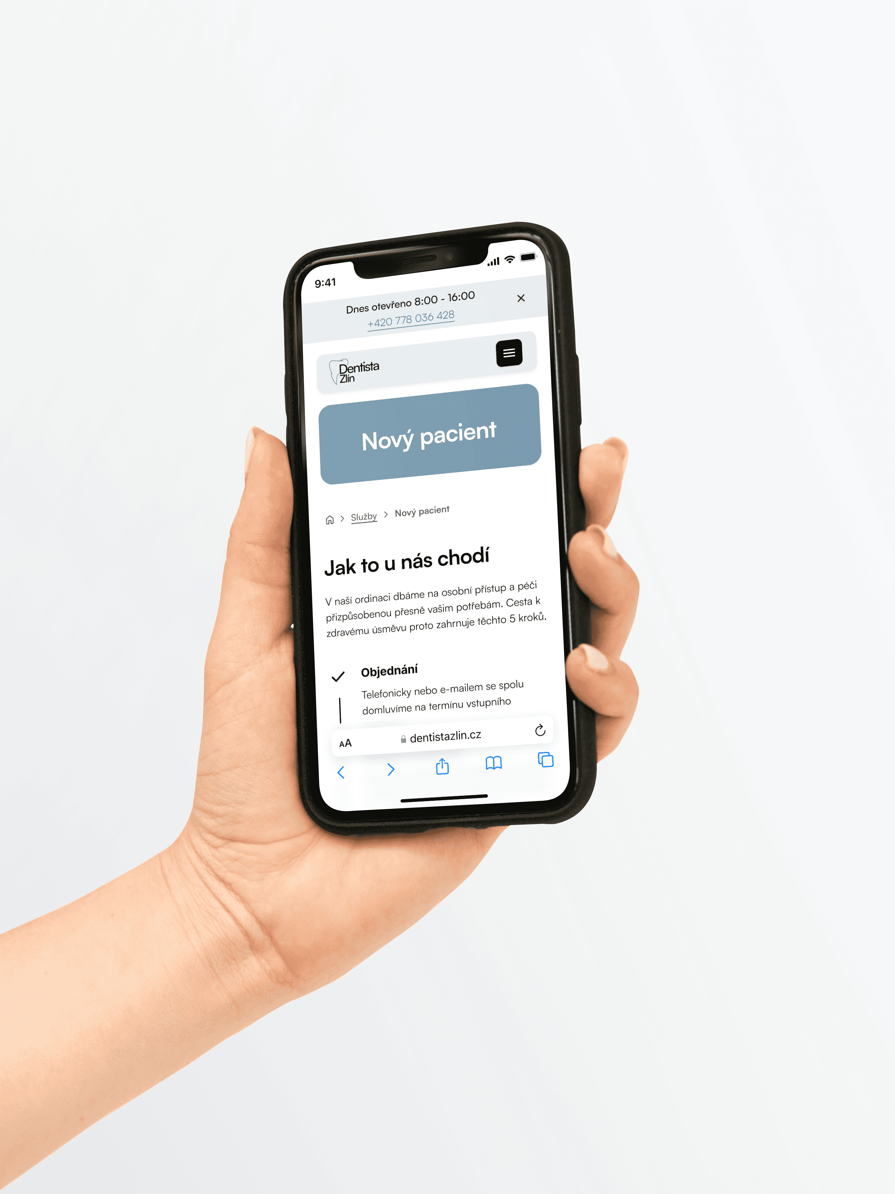 Fotka iPhonu s otevřeným novým webem ordinace
