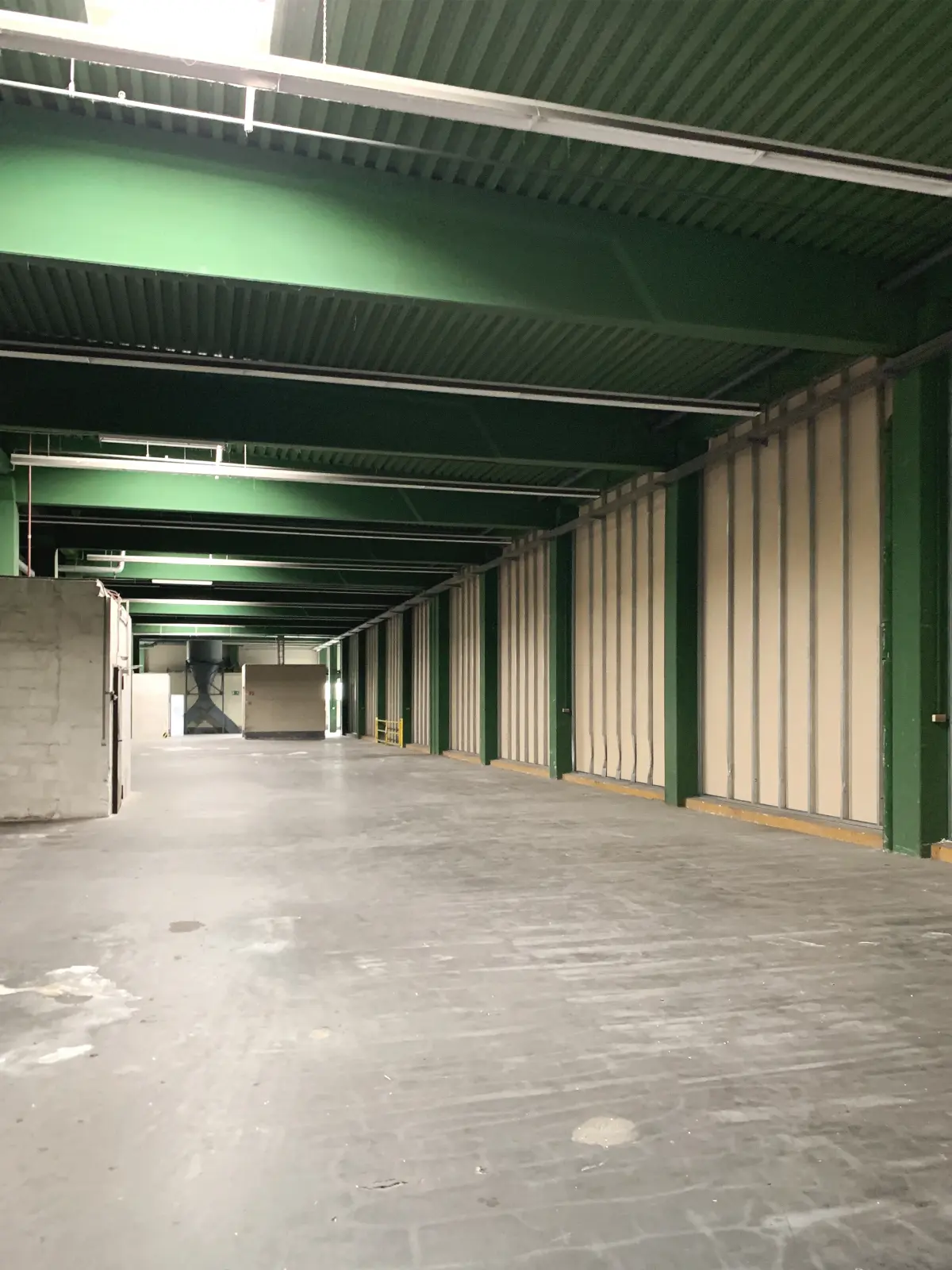 Isometrische Zeichnung eines Bauprojekts mit mehreren Gebäuden und markierten Strukturen in Rot