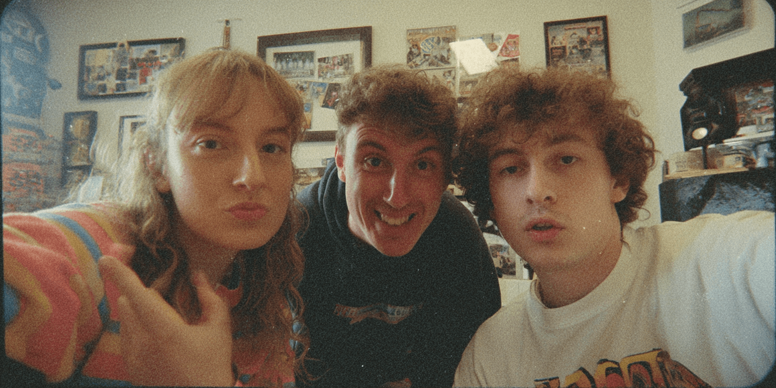 influensere holder mobilen og lager brukergenerert innhold