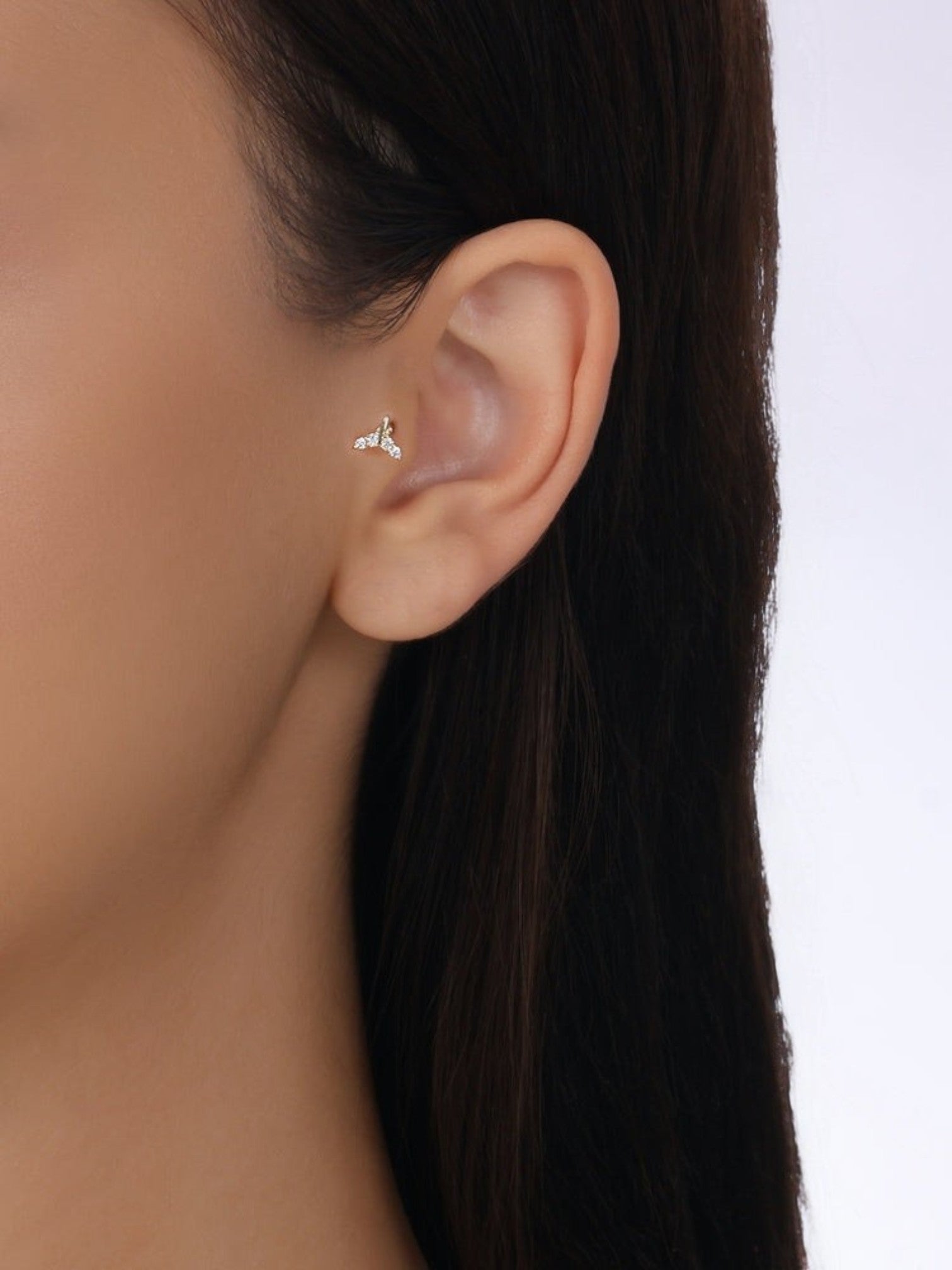 Zarif Tasarımlı Altın Tragus Piercing Küpe ile Şıklığınızı Tamamlayın