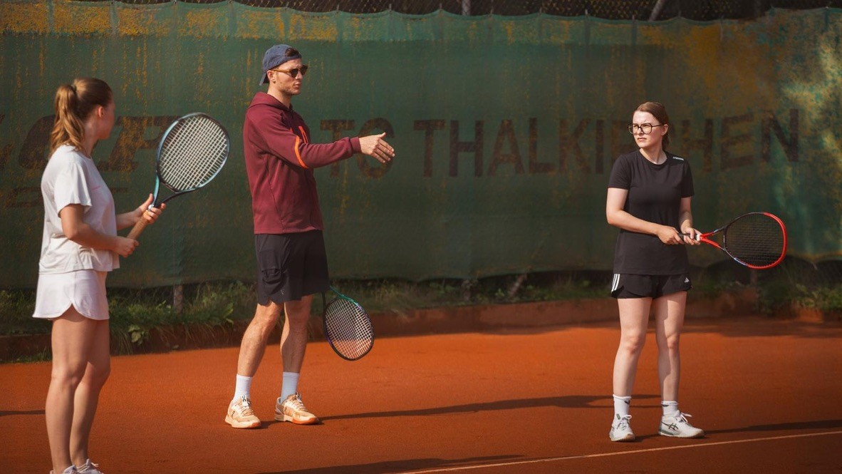 Tennismeisterei Tennistraining: Ein Tennistrainer erklärt die Tennis-Technik
