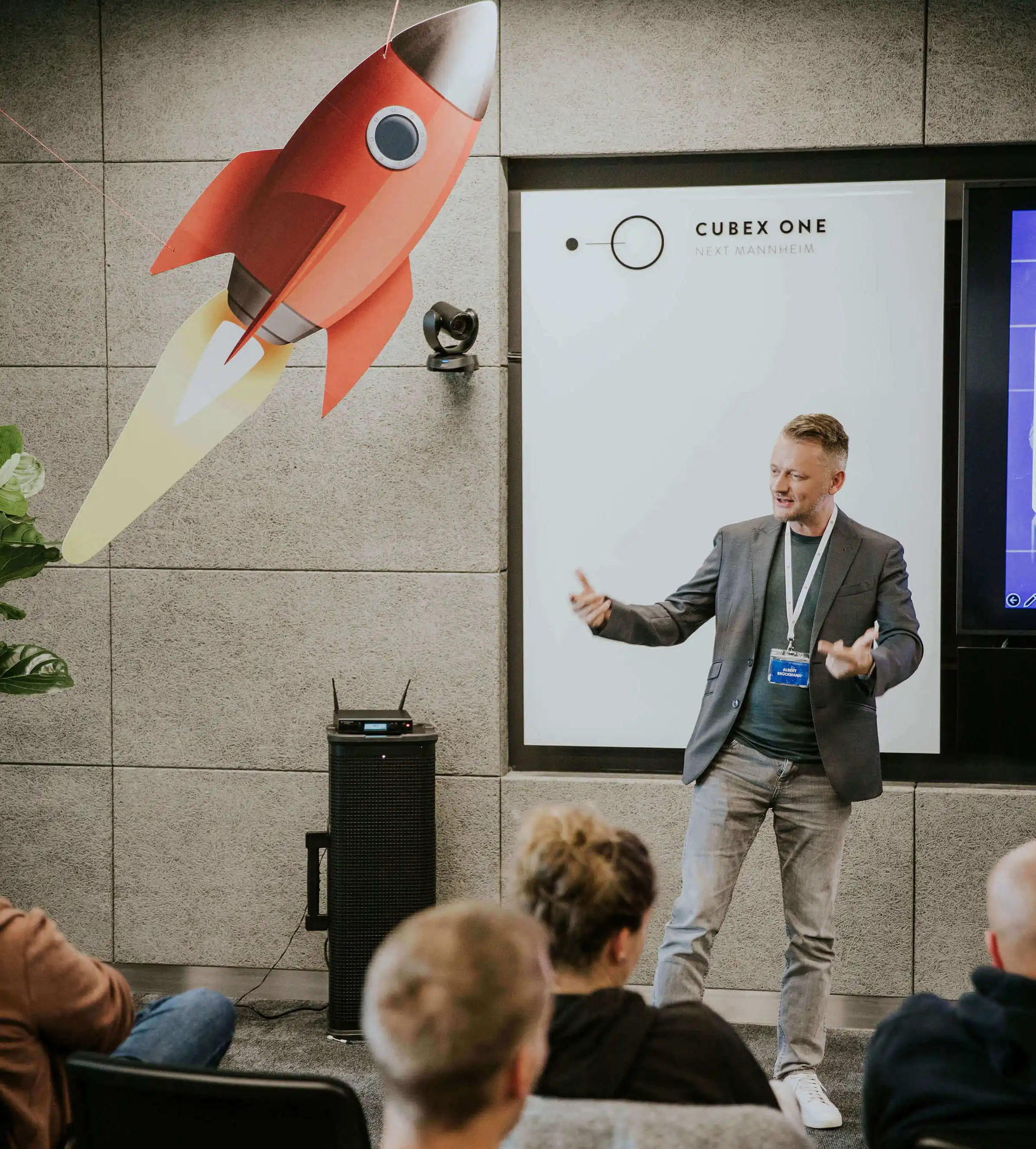 Philip Naunin, Geschäftsführer der Groupera GmbH, Portrait eines jungen Mannes im weißen Hemd vor modernem Bürohintergrund.