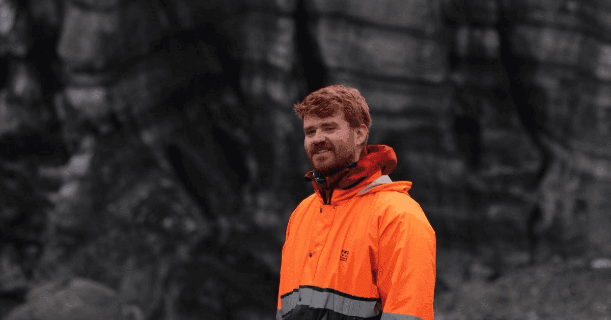 Il vulcanologo Glen L’Estrange svolge lavoro sul campo in Islanda, studiando gli strati di tefra per ricostruire l’eruzione di Eldgjá, uno dei più grandi eventi vulcanici della storia dell’Islanda. Scopri come gli scienziati svelano i segreti delle eruzioni del passato nel più recente episodio del podcast Lava Academy.