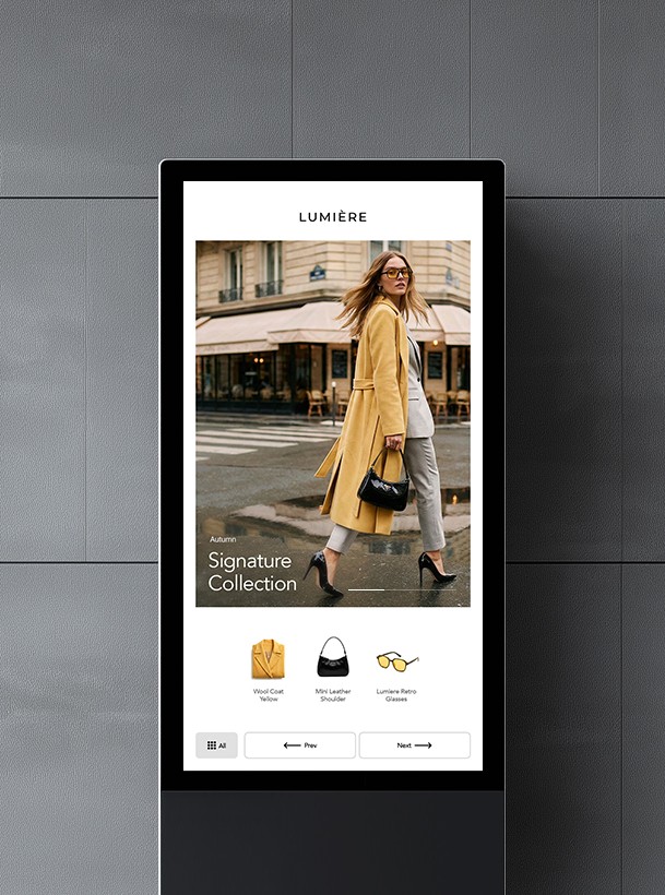 코트를 착용한 모델 이미지와 상품 정보를 함께 보여주는 매장 키오스크 화면