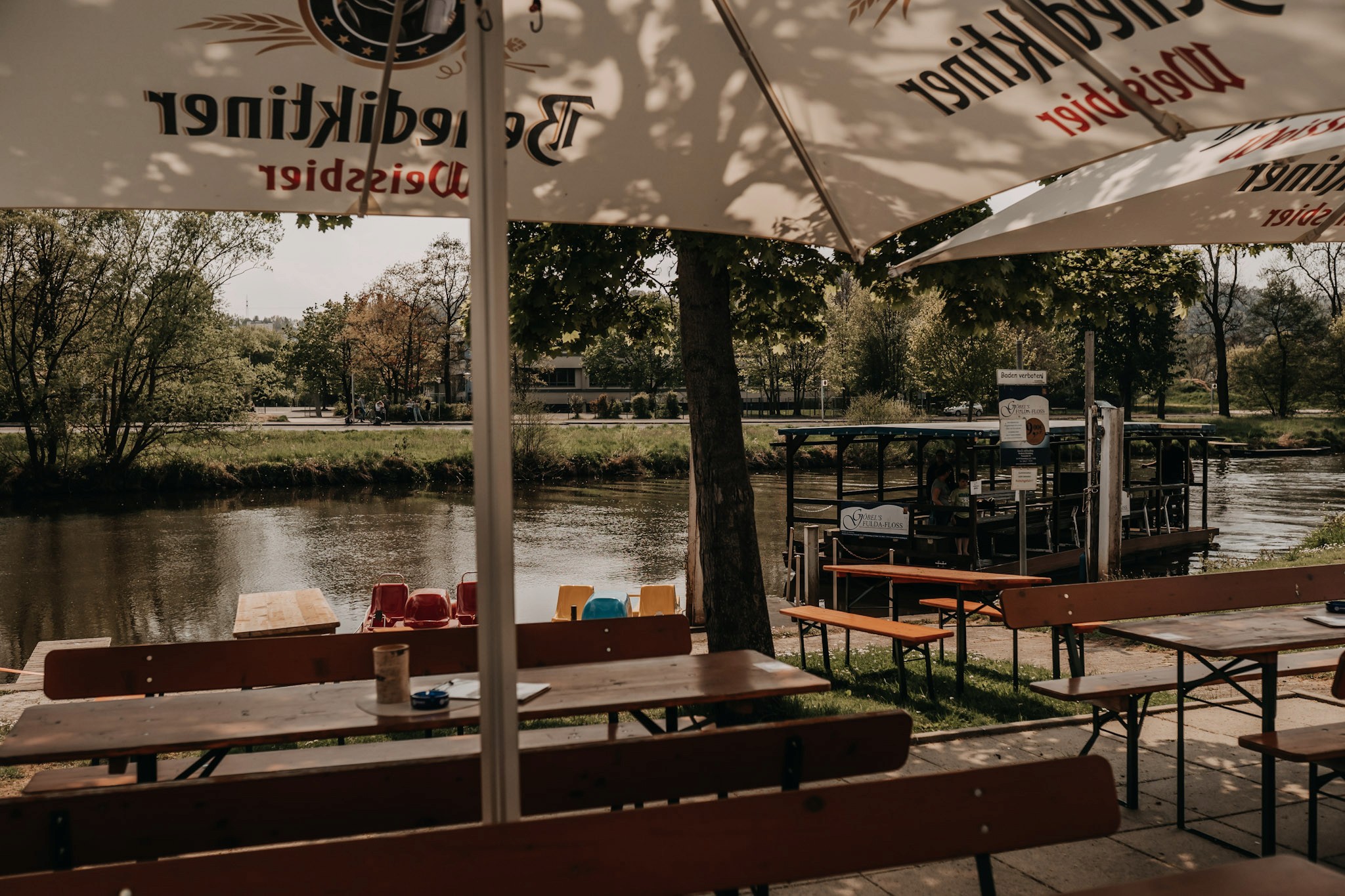 Eine Bierbank mit Blick auf die Fulda