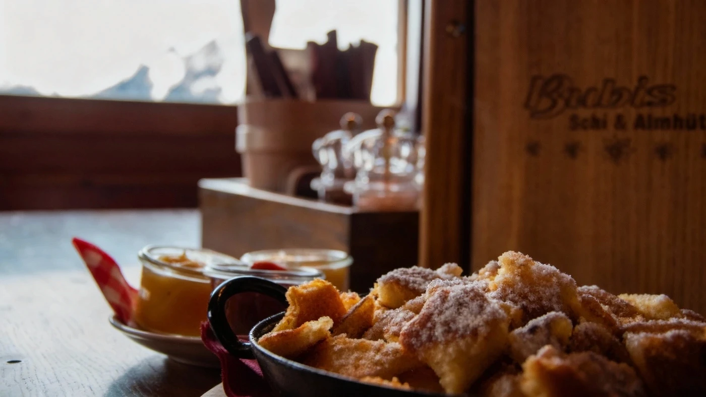 Ein Bild von frisch zubereitetem Kaiserschmarrn auf der Bubis Schihütte.