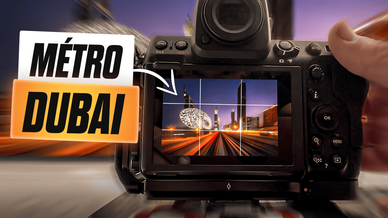 Vue à travers l’écran d’un appareil photo montrant le métro de Dubaï en mouvement, fléché, avec le titre “MÉTRO DUBAI” orangé.