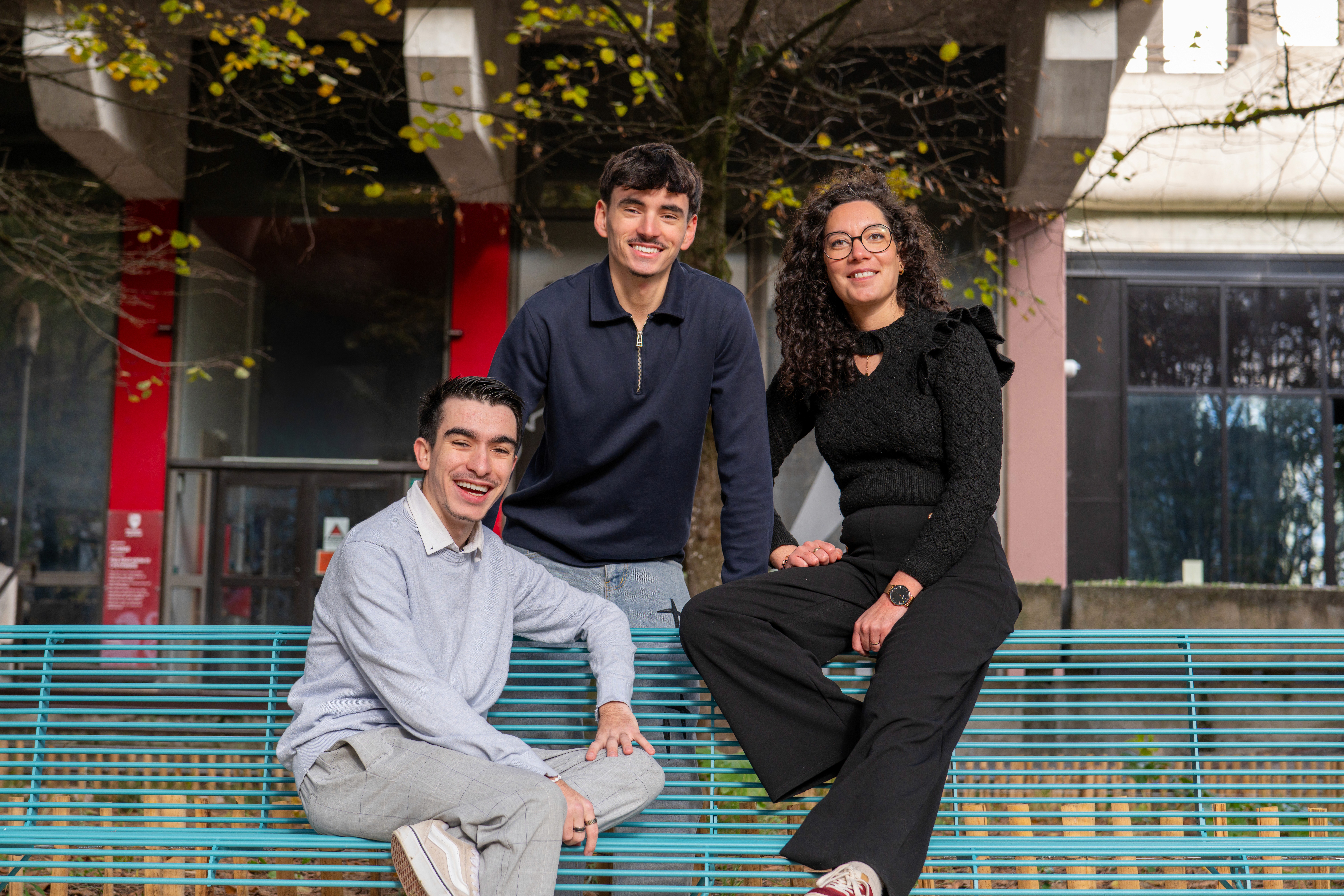 le trio dirigeant sur un banc