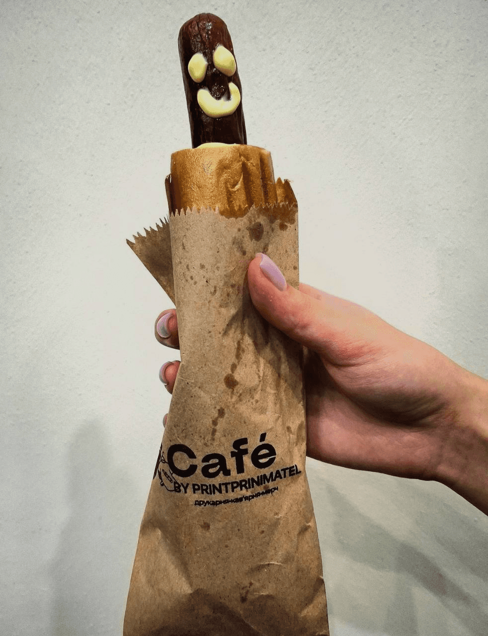 французький хот-дог зі смайликом від PrintPrinimatel Cafe 