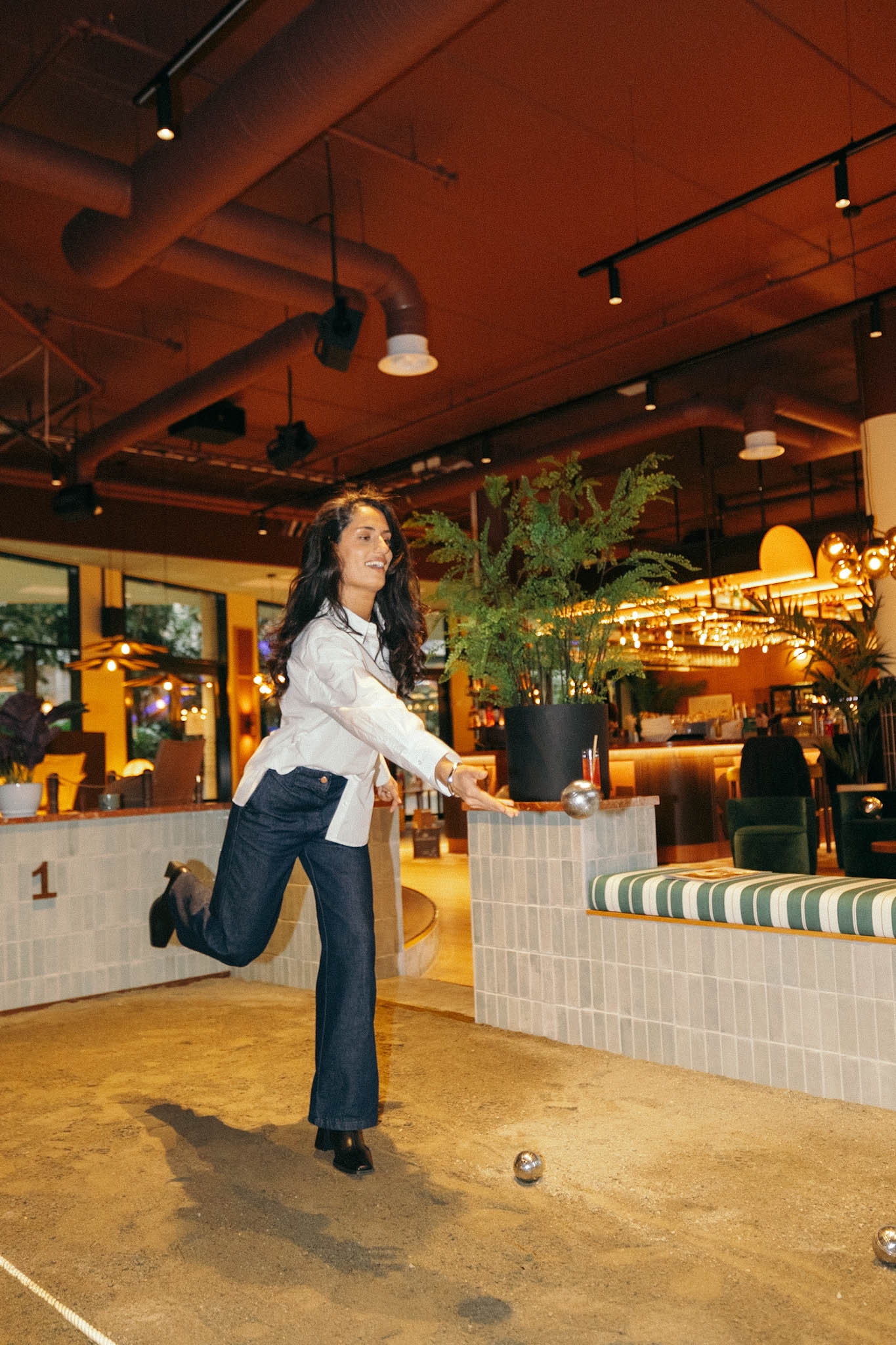 Kvinne spiller Boule på Mellom i Trondheim på Teknostallen.