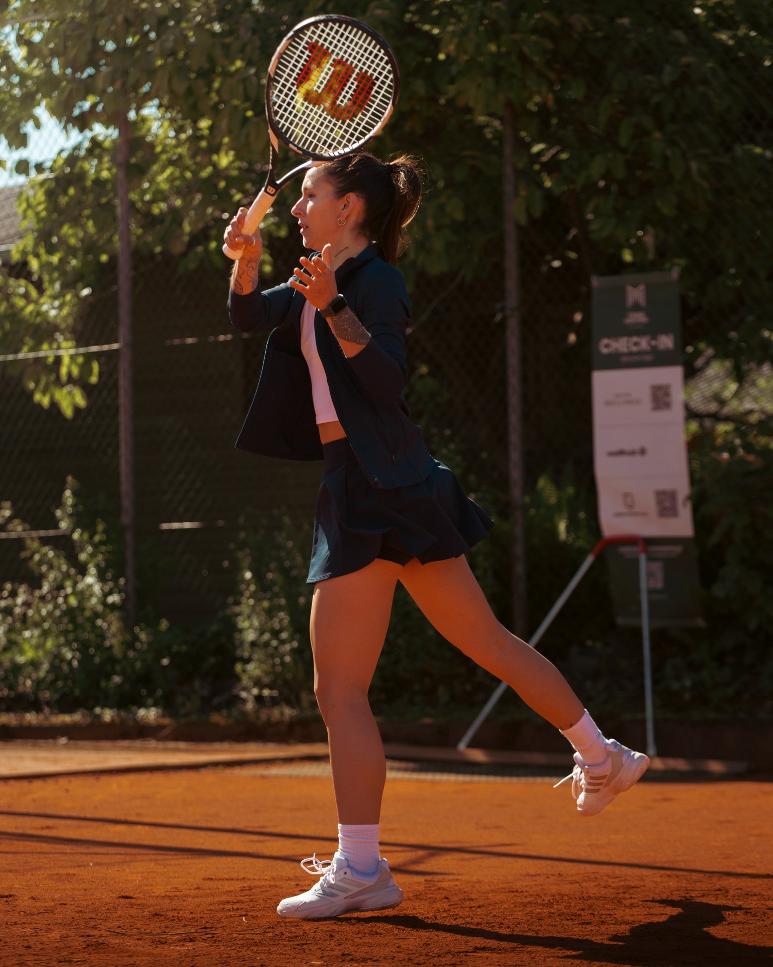 Tennismeisterei Markenpartnerschaften eine Tennisspielerin beim Schlag