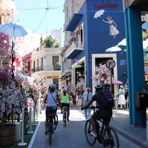 骑行穿过普西里的街头