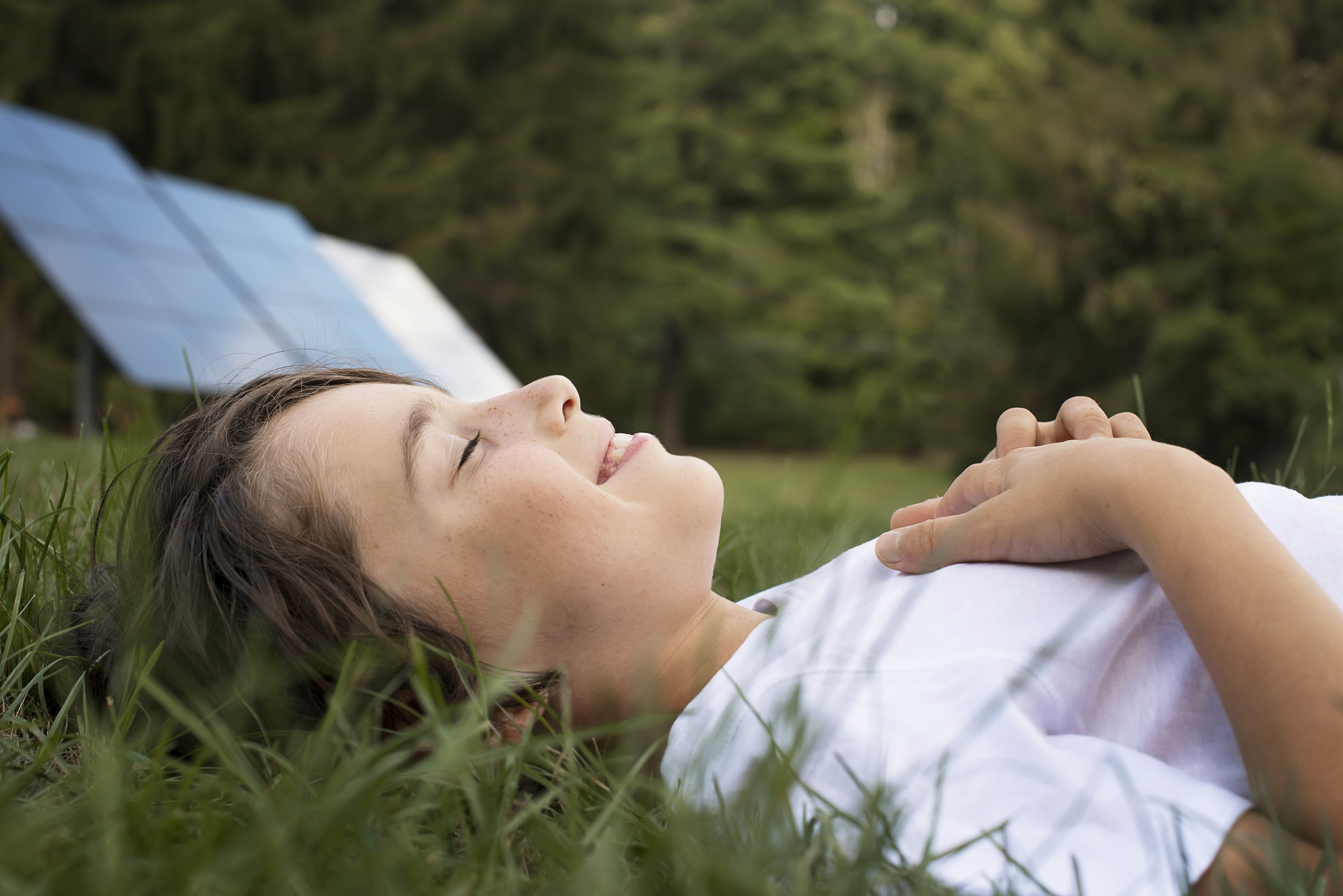 Kind träumt auf einer Wiese