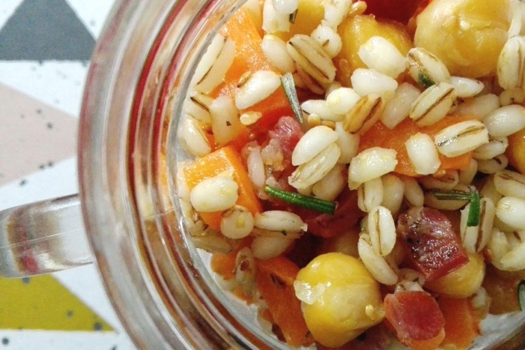 Insalata di orzo, ceci e speck