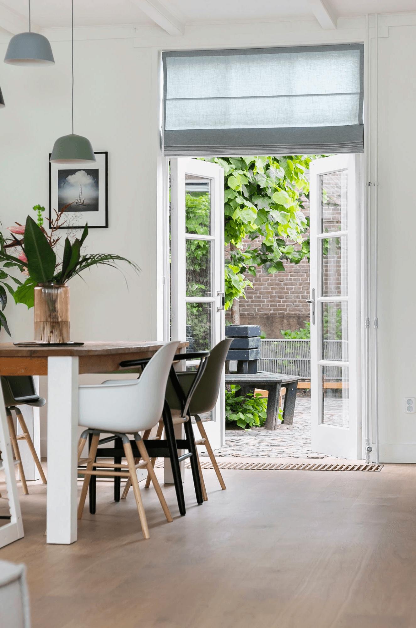eettafel met verschillende stoelen