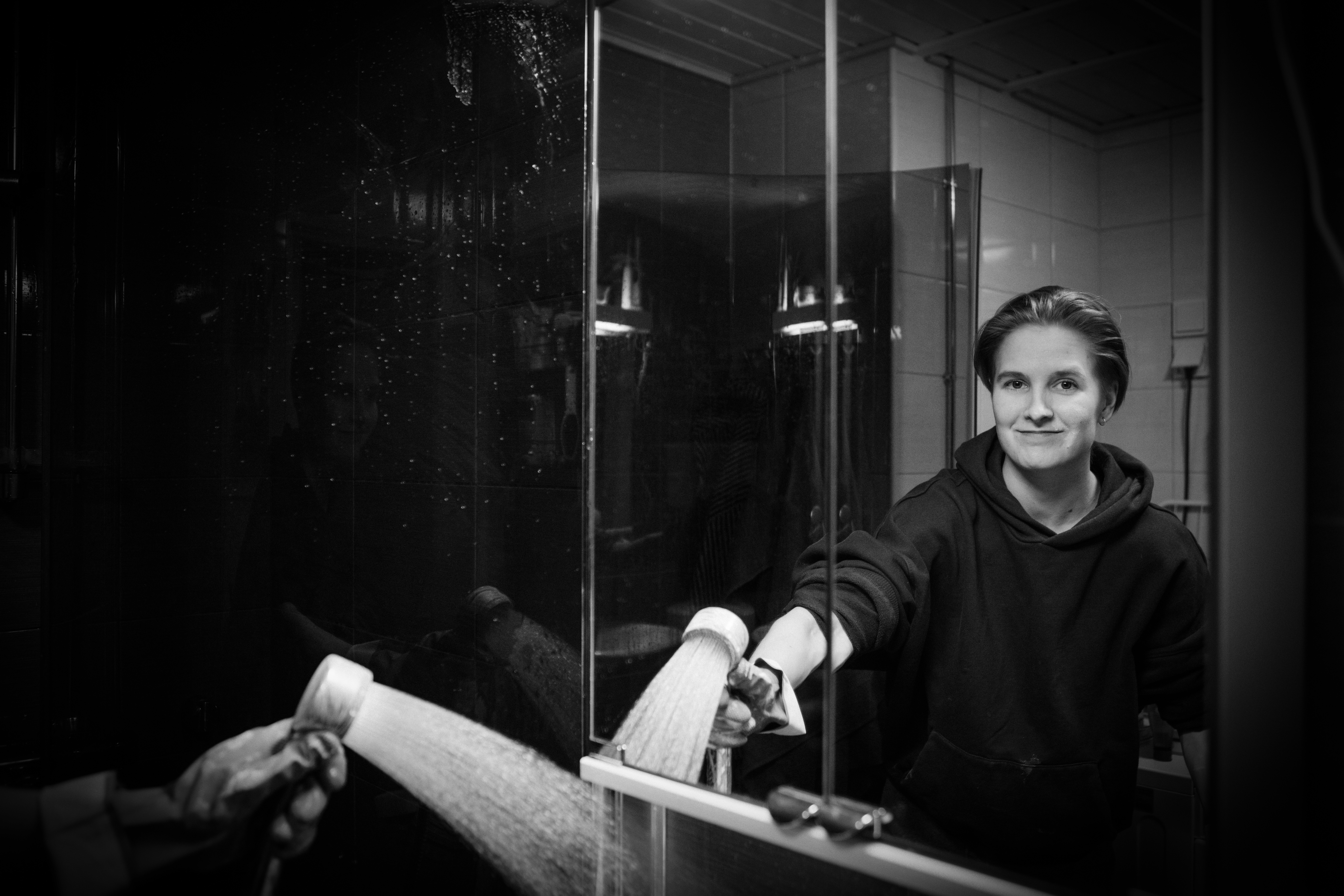 Ella siivoamassa kylpyhuonetta muuttosiivouksen yhteydessä