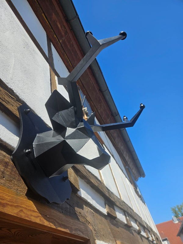 Metallanfertigung in Form eines Hirsches.