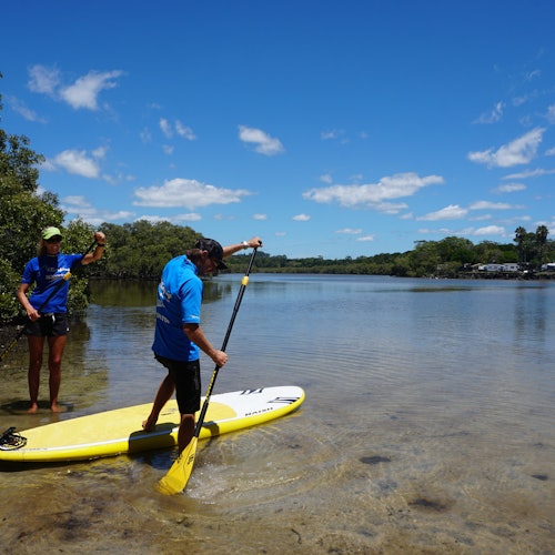 Pagpasok sa ilog gamit ang stand-up paddleboard.