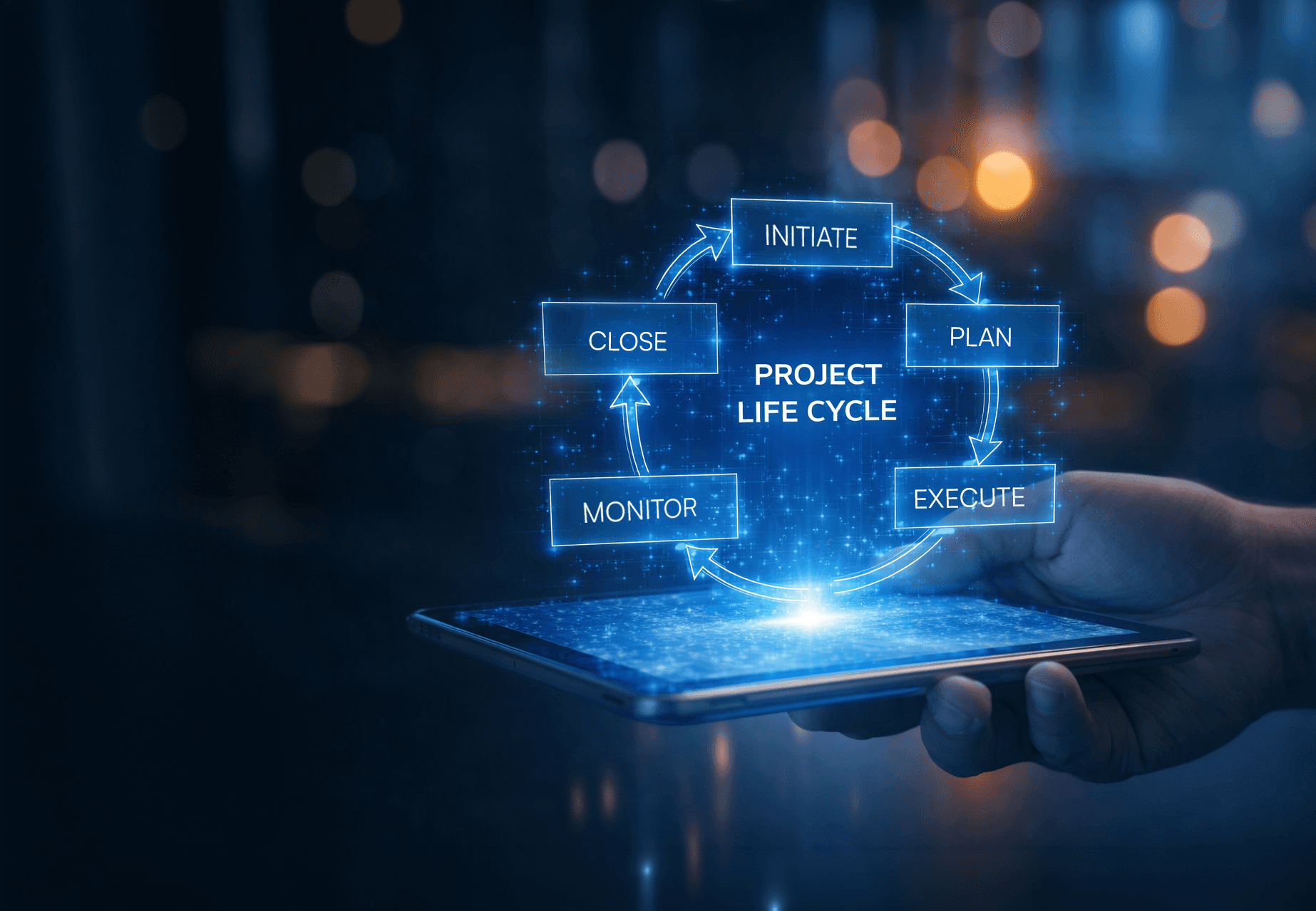 Eine Hand hält ein Tablet und darüber steht ein Hologramm, welches den Project Life Cycle in 5 Stufen abbildet